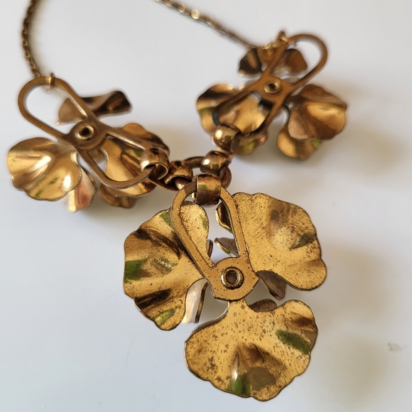 Vintage Brass Tone Floral Necklace with Creme Enameling and Faux Pearls - Picture 10 of 16